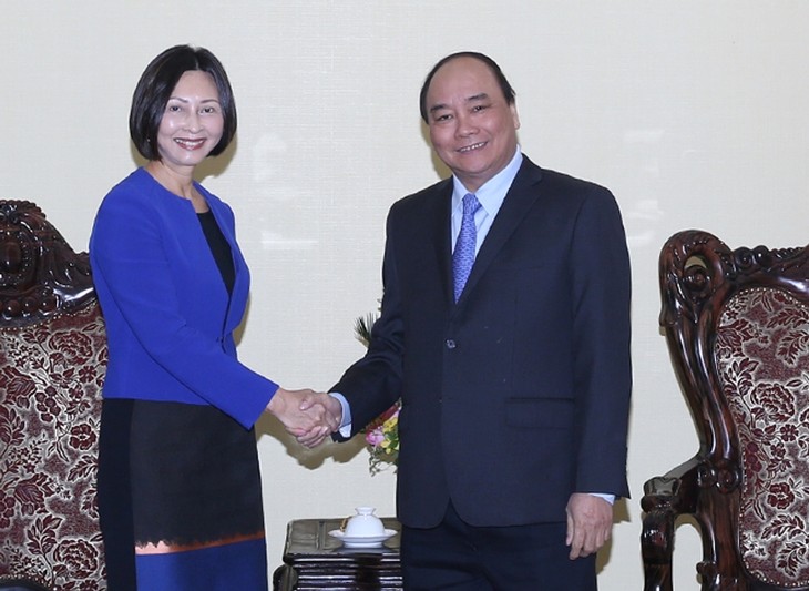 Une responsable de Temasek Holding reçue par Nguyen Xuan Phuc - ảnh 1